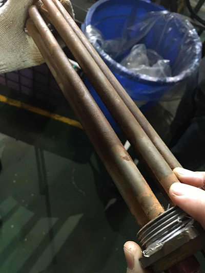 使用沃肯电子除垢仪去除水垢后